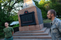 Уборка братской могилы революционеров-большевиков